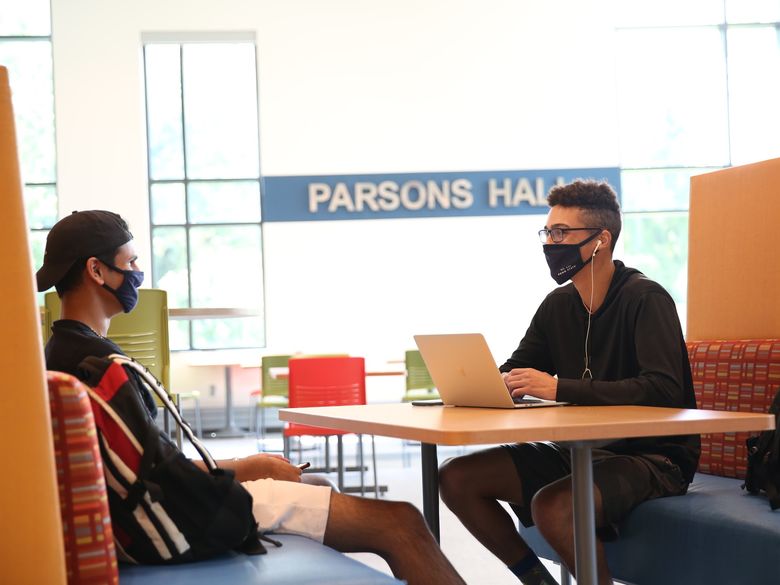 Students eating in Parsons Hall