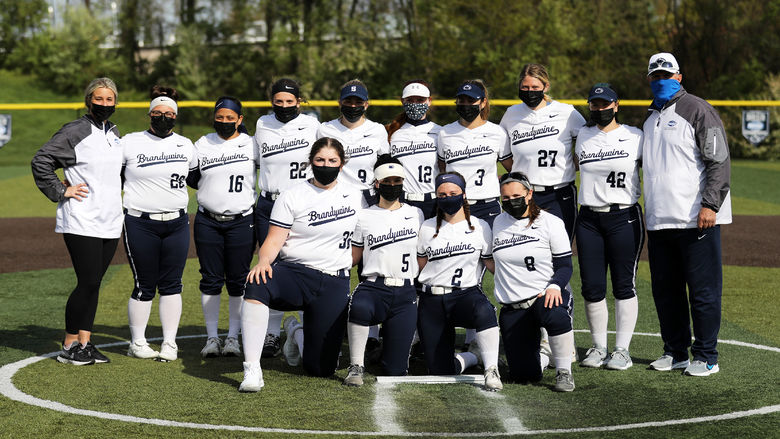 2021 Penn State Brandywine softball team poses for a team picture
