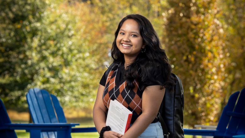 Roshni posing with books
