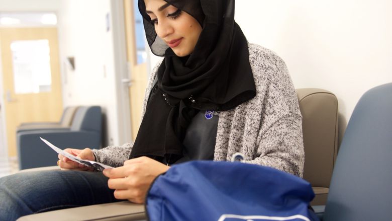 Student reviews her schedule at convocation
