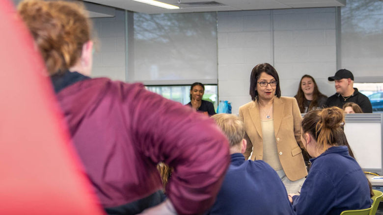 President-elect Neeli Bendapudi meeting with Penn State Shenango students in a lounge. 