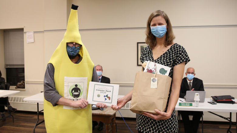 Zoia Pavlovskaia receiving a Fair Trade award. 