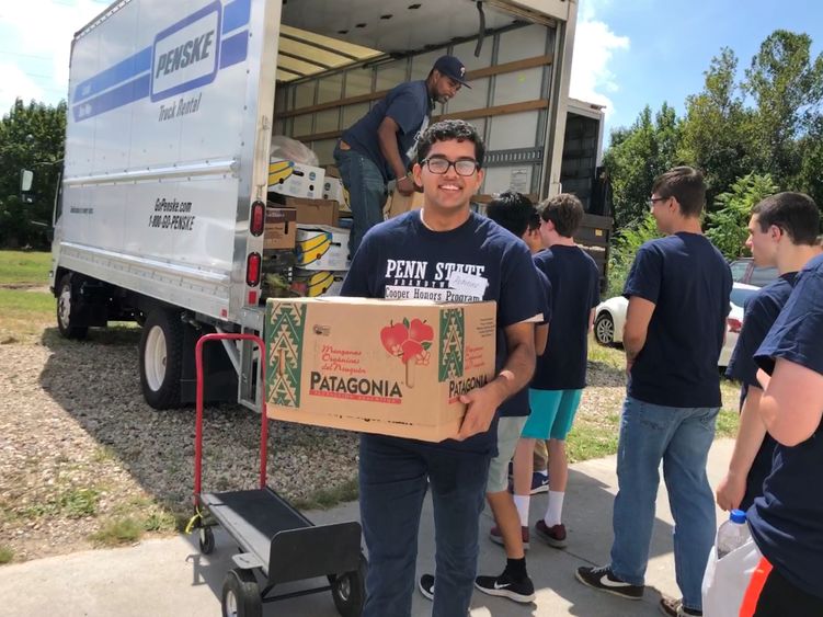 A Brandywine honors students volunteering at CityTeam.